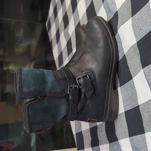 UGG Simmens Boots - Picture 2 of 9